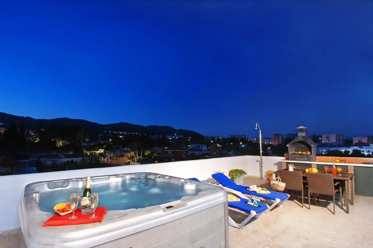 Isla De Benalmadena 1, Jacuzzi, 80M From The Sea, Ac, Bbq, Private Parking, Big Terrace Daire